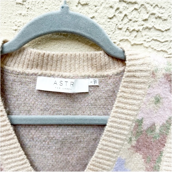 ASTR Floral Sweater Vest In Lilac L - Picture 8 of 8